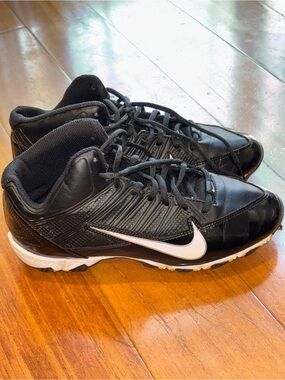 Nike Black and White Men's Low-Top Athletic Cleats size 6.5